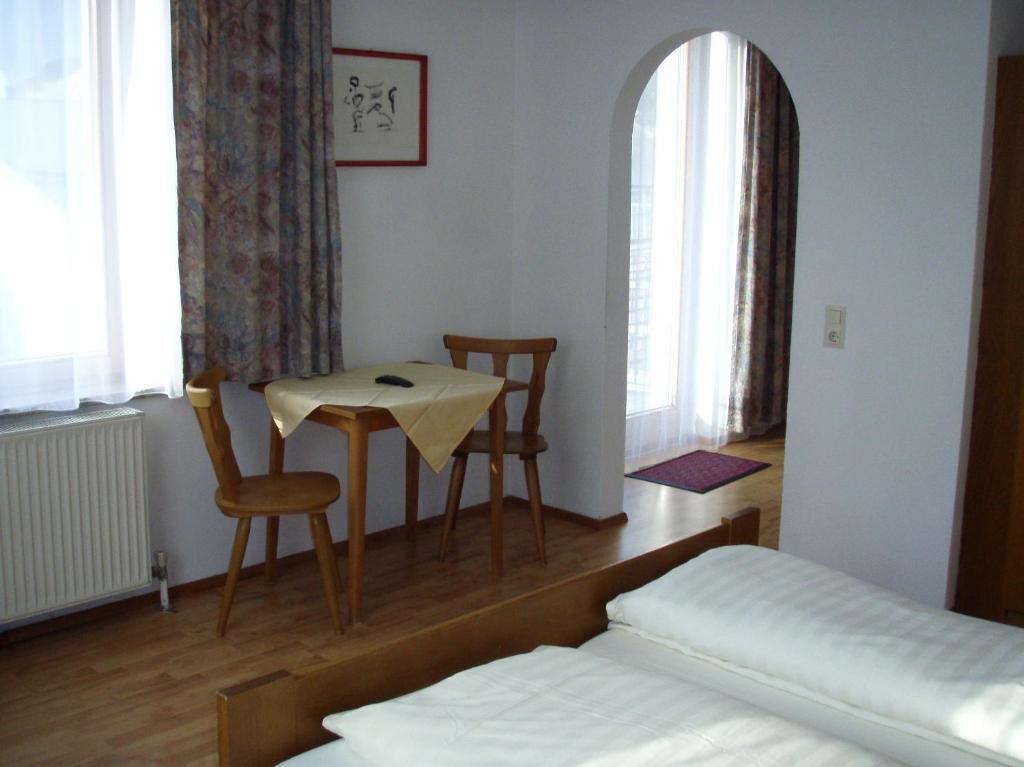 Schwarzer Adler Hotel Landeck Bilik gambar